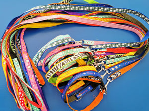 Collar con correa adornado mediano